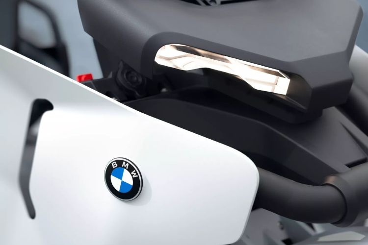 bmw-podize-dorkiness-skutera-na-novi-nivo-sa-vision-ce-konceptom-26