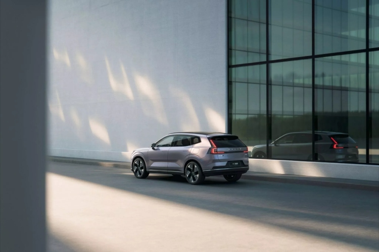 novi-volvo-xc70-zaboravlja-svoje-karavanske-korene-i-postaje-krosover-4