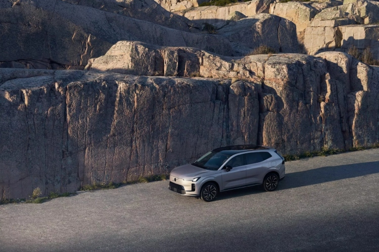 novi-volvo-xc70-zaboravlja-svoje-karavanske-korene-i-postaje-krosover-13