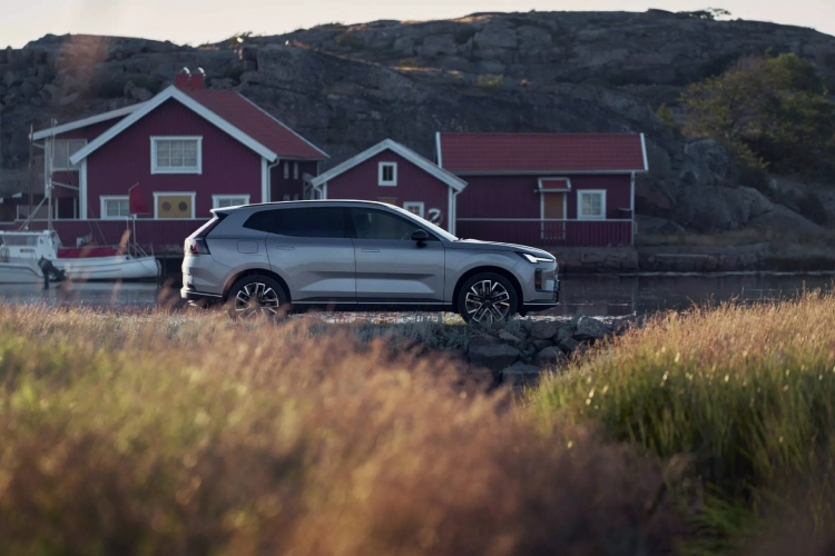 novi-volvo-xc70-zaboravlja-svoje-karavanske-korene-i-postaje-krosover-23