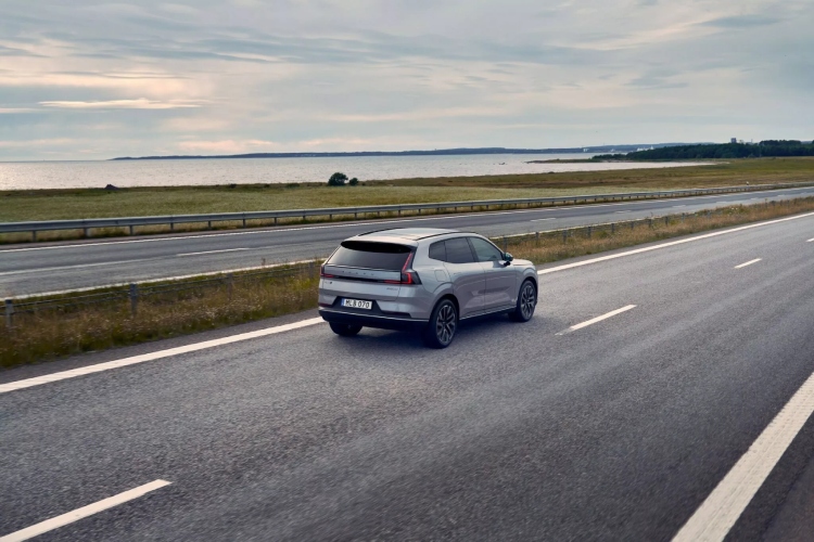 novi-volvo-xc70-zaboravlja-svoje-karavanske-korene-i-postaje-krosover-24