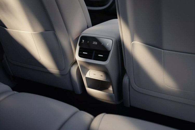 novi-volvo-xc70-zaboravlja-svoje-karavanske-korene-i-postaje-krosover-27