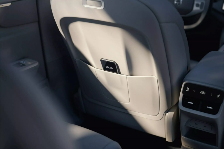 novi-volvo-xc70-zaboravlja-svoje-karavanske-korene-i-postaje-krosover-28