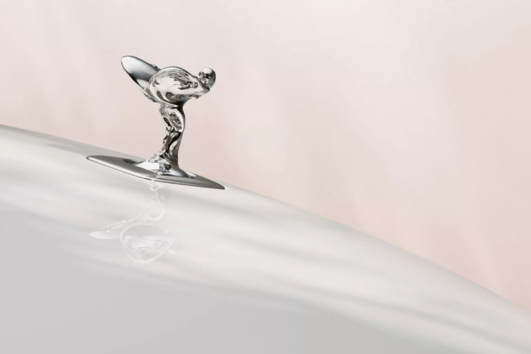 rolls-royce-pretvorio-svoj-400000-ev-u-dioramu-tresnjinog-cveta-za-odrasle-1
