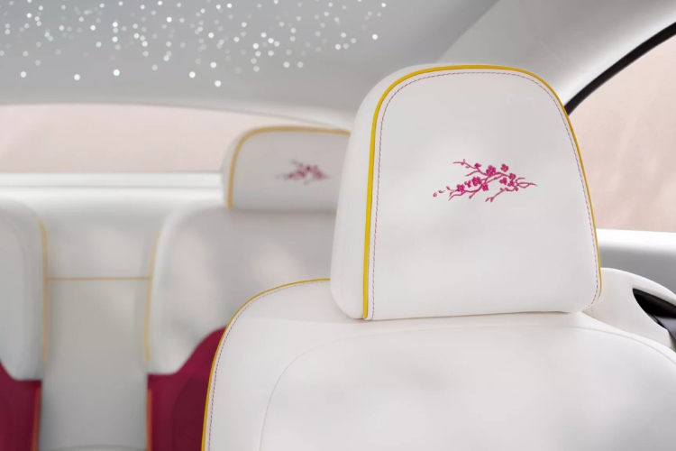 rolls-royce-pretvorio-svoj-400000-ev-u-dioramu-tresnjinog-cveta-za-odrasle-7