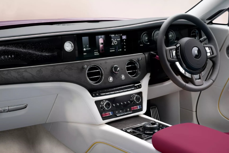 rolls-royce-pretvorio-svoj-400000-ev-u-dioramu-tresnjinog-cveta-za-odrasle-8