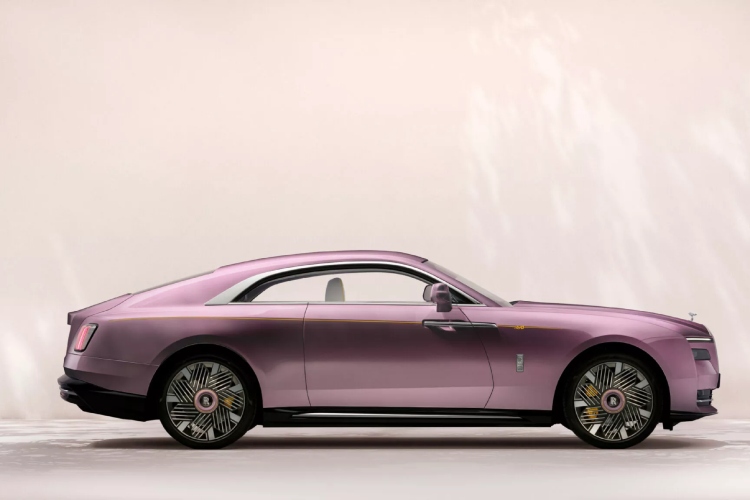 rolls-royce-pretvorio-svoj-400000-ev-u-dioramu-tresnjinog-cveta-za-odrasle-9