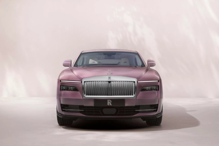rolls-royce-pretvorio-svoj-400000-ev-u-dioramu-tresnjinog-cveta-za-odrasle-10