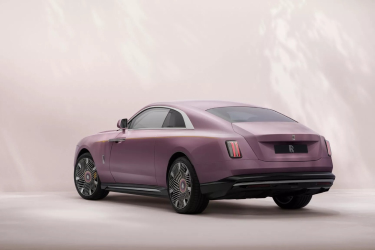 rolls-royce-pretvorio-svoj-400000-ev-u-dioramu-tresnjinog-cveta-za-odrasle-11
