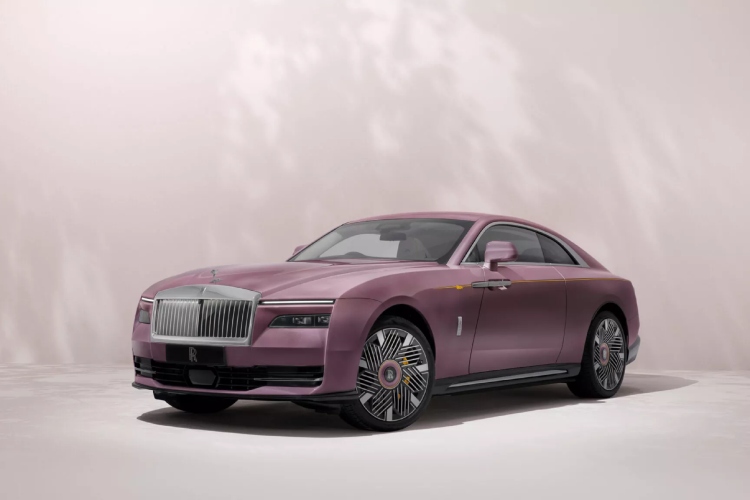 rolls-royce-pretvorio-svoj-400000-ev-u-dioramu-tresnjinog-cveta-za-odrasle-12