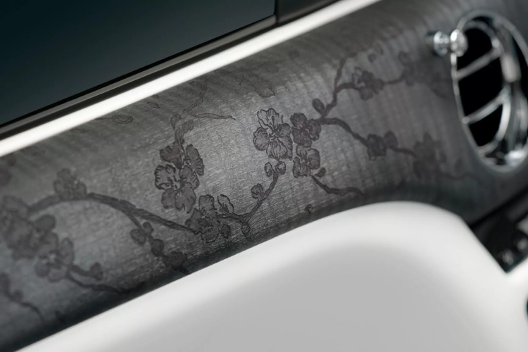 rolls-royce-pretvorio-svoj-400000-ev-u-dioramu-tresnjinog-cveta-za-odrasle-14
