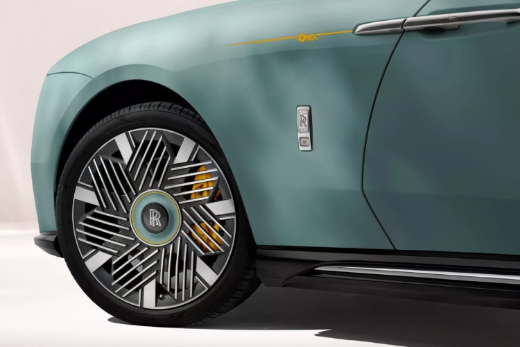 rolls-royce-pretvorio-svoj-400000-ev-u-dioramu-tresnjinog-cveta-za-odrasle-18