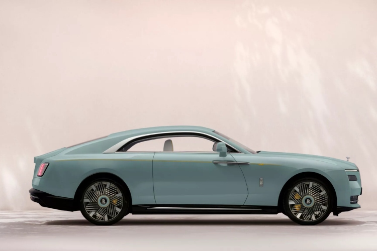 rolls-royce-pretvorio-svoj-400000-ev-u-dioramu-tresnjinog-cveta-za-odrasle-19