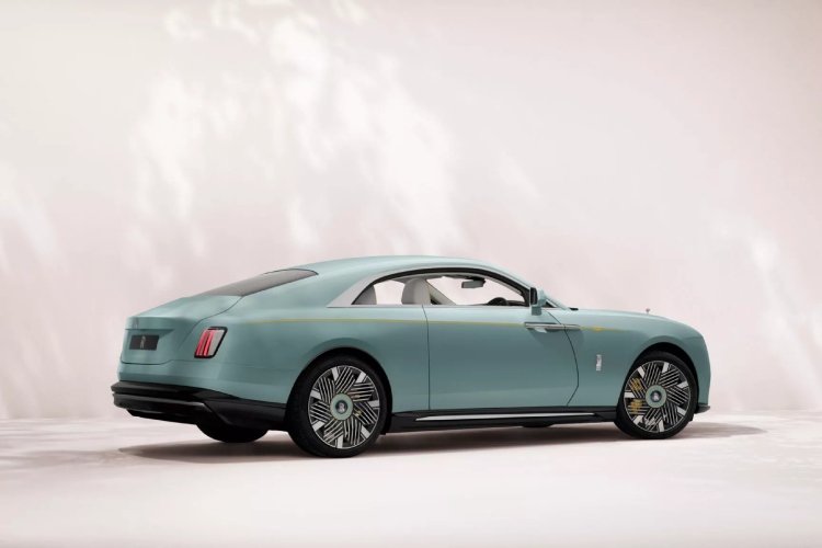 rolls-royce-pretvorio-svoj-400000-ev-u-dioramu-tresnjinog-cveta-za-odrasle-20
