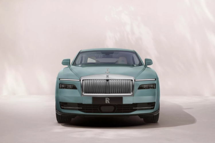 rolls-royce-pretvorio-svoj-400000-ev-u-dioramu-tresnjinog-cveta-za-odrasle-21