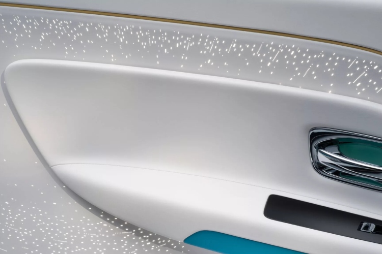rolls-royce-pretvorio-svoj-400000-ev-u-dioramu-tresnjinog-cveta-za-odrasle-23