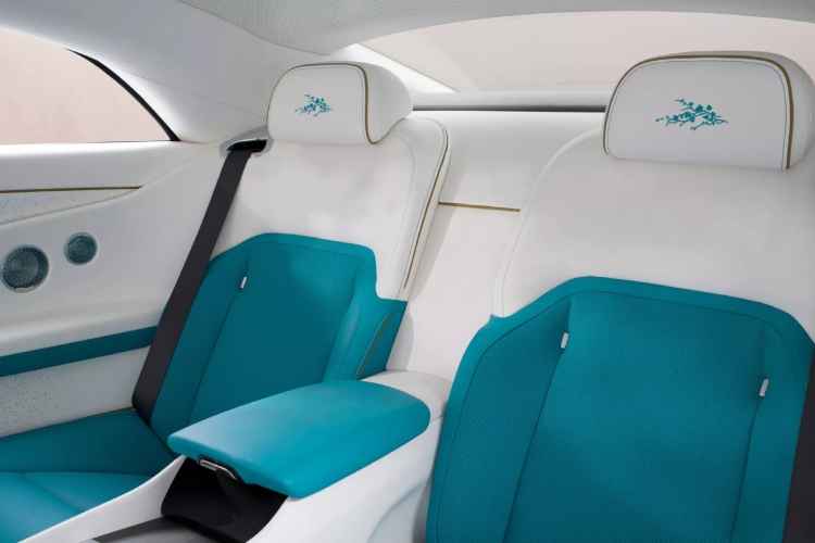 rolls-royce-pretvorio-svoj-400000-ev-u-dioramu-tresnjinog-cveta-za-odrasle-26