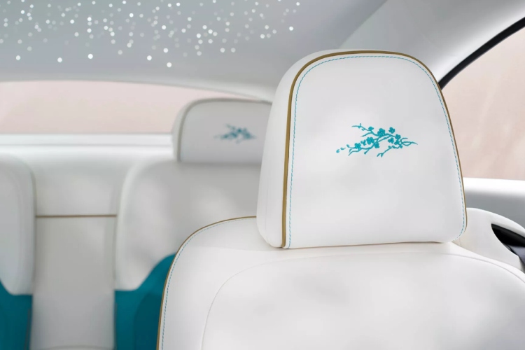 rolls-royce-pretvorio-svoj-400000-ev-u-dioramu-tresnjinog-cveta-za-odrasle-28