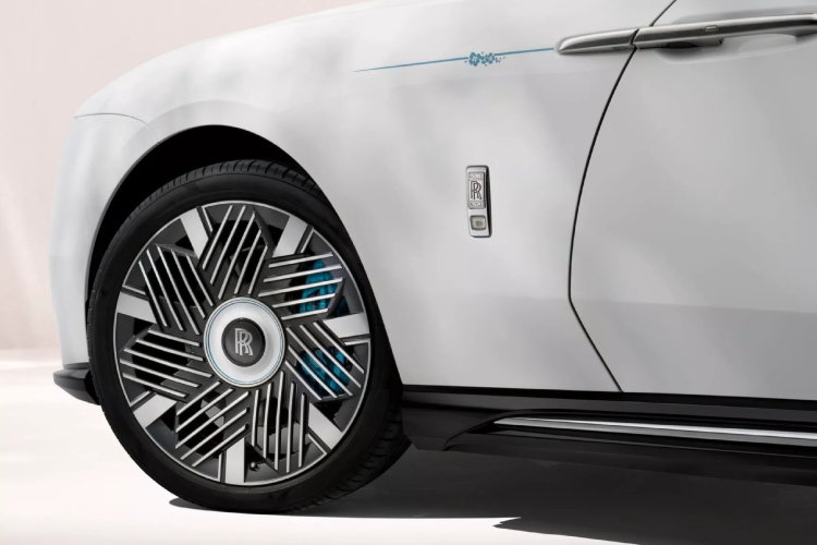 rolls-royce-pretvorio-svoj-400000-ev-u-dioramu-tresnjinog-cveta-za-odrasle-29