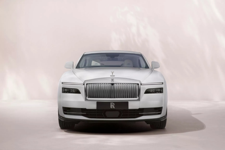 rolls-royce-pretvorio-svoj-400000-ev-u-dioramu-tresnjinog-cveta-za-odrasle-31