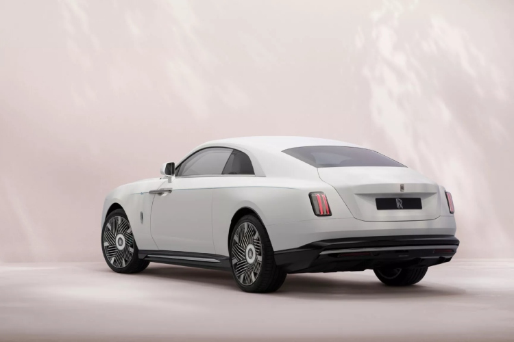 rolls-royce-pretvorio-svoj-400000-ev-u-dioramu-tresnjinog-cveta-za-odrasle-32