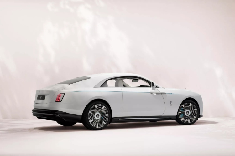 rolls-royce-pretvorio-svoj-400000-ev-u-dioramu-tresnjinog-cveta-za-odrasle-33