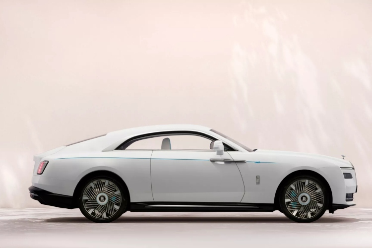 rolls-royce-pretvorio-svoj-400000-ev-u-dioramu-tresnjinog-cveta-za-odrasle-34