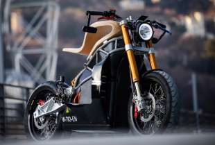 Unikatni E-Raw električni motocikl drvenog sedišta