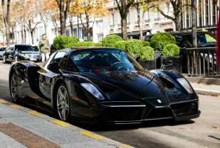 Ferrari Enzo izgleda savršeno u crnoj boji