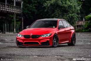 Agresivno tjunirani BMW M3 satensko crvenih finiša