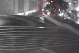 Uhapšen vozač koji je spustio iznajmljeni Levante model niz Španske stepenice u Rimu