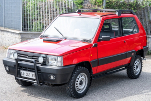 Maleni italijanski terenac Fiat Panda 4x4 nakon restauracije otišao na aukciju