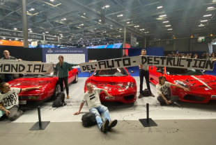 Smrt lepkom zalepili šake za karoserije klasičnih Ferrari modela u Parizu