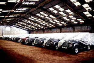 Kupio 200 klasičnih Land Rover modela i danas ih prodaje za milione