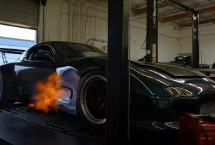 Uživajte u neverovatnom zvuku Mazda RX-7 motora sa četiri rotora