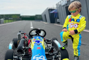 Trogodišnji sin slavnog trkača vozi Ferrari Ferrari SF 90 Stradale kao veliki