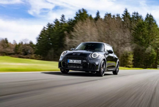 Mini Cooper se za 2024. po poslednji put vraća sa manualnim menjačem