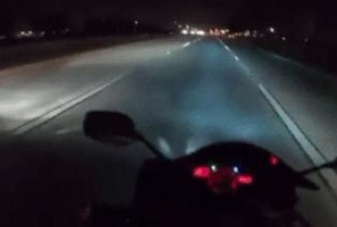 Samoubilačka noćna vožnja motocikla kroz iglene uši