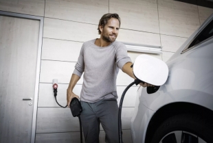 Mercedes predstavlja ultra-prenosnu 'Wallbox' stanicu za električna vozila
