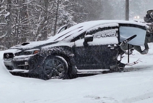 Subaru WRX se prepolovio prilikom sudara sa bagerom za čišćenje snega