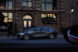 2026 Mazda3: skuplja, ali bar još ima menjač koji traži levu nogu