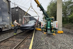 FSD u problemu? Tesla se sama odvezla na šine – i srela voz