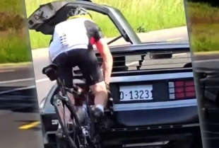 Prošlost ga je stigla: Biciklista udario u DeLorean i – vremeplov je pukao